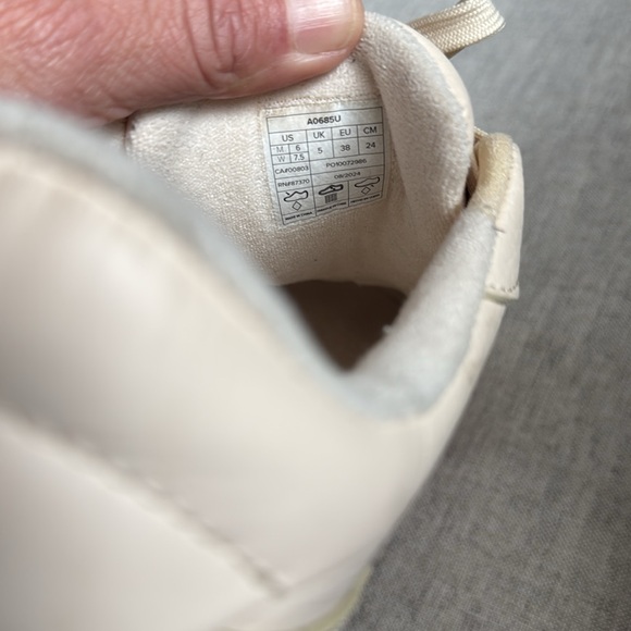 Alo recovery sneakers in clay like new - Picture 6 of 9